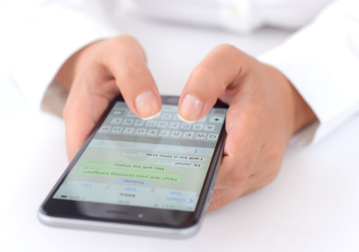 Una persona envía un mensaje a través de Whatsapp, la red social más utilizada en el día a día