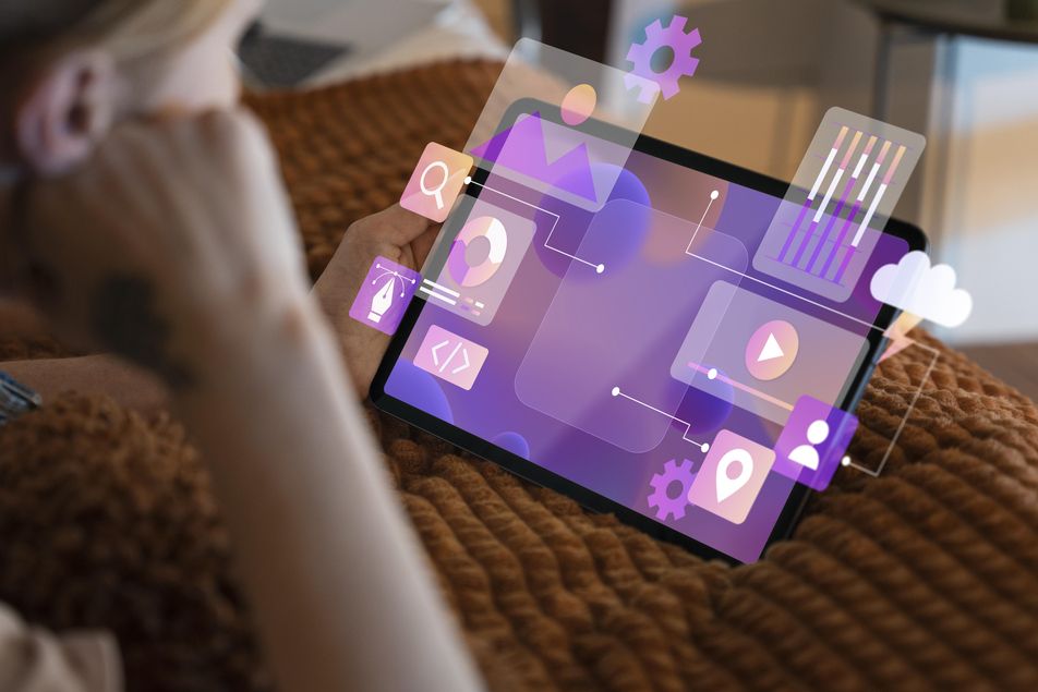 Persona viendo una tablet con el análisis de contenido interactivo para captar leads.