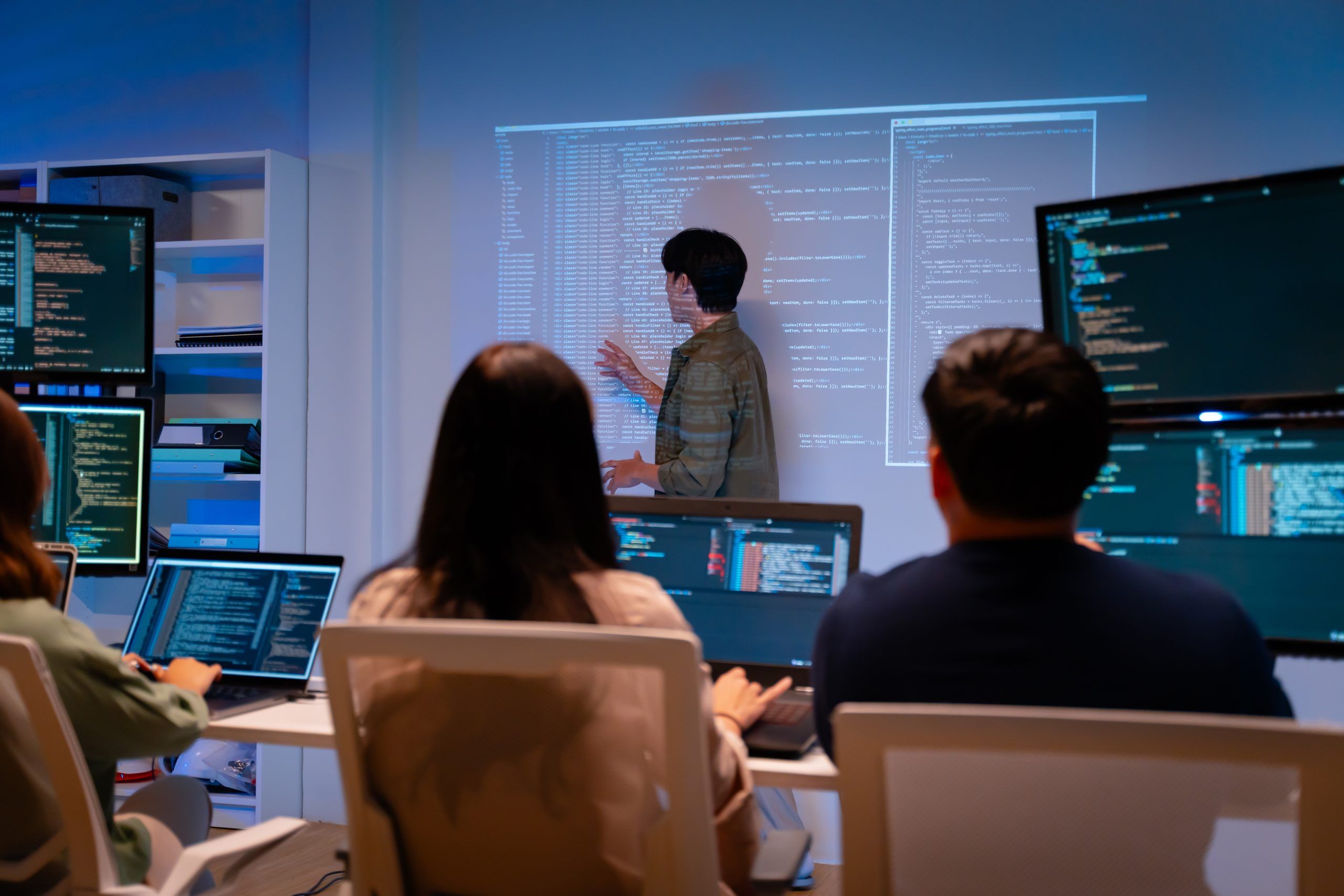 Working with Digital Teams: Why the Future of Software Is Not Hiring Developers, but Integrating High-Performance Assets